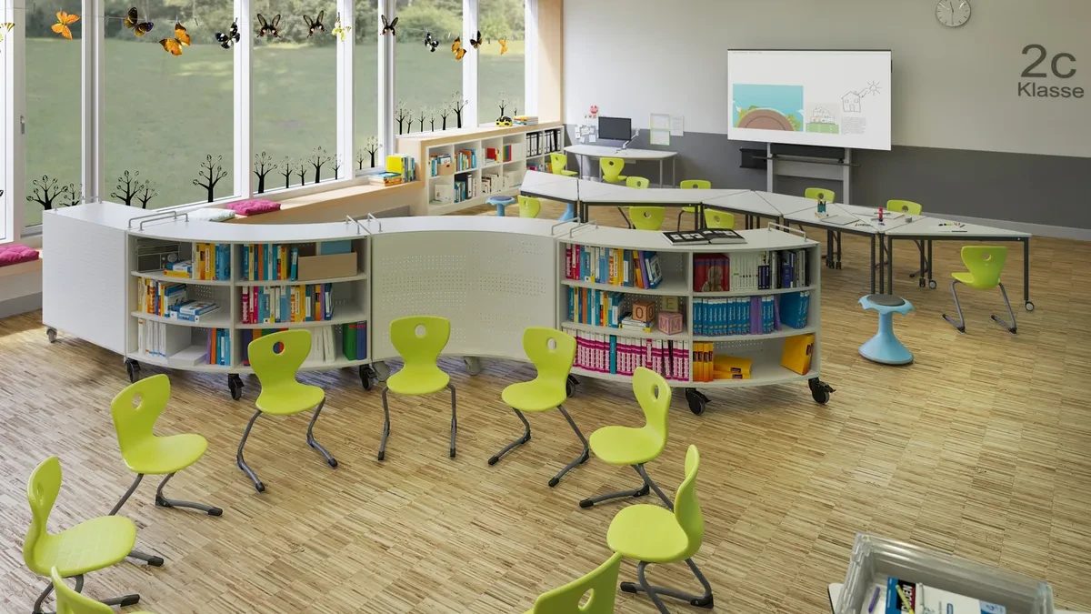Estantes curvas VS sobre rodas numa sala de aula, com cadeiras verdes