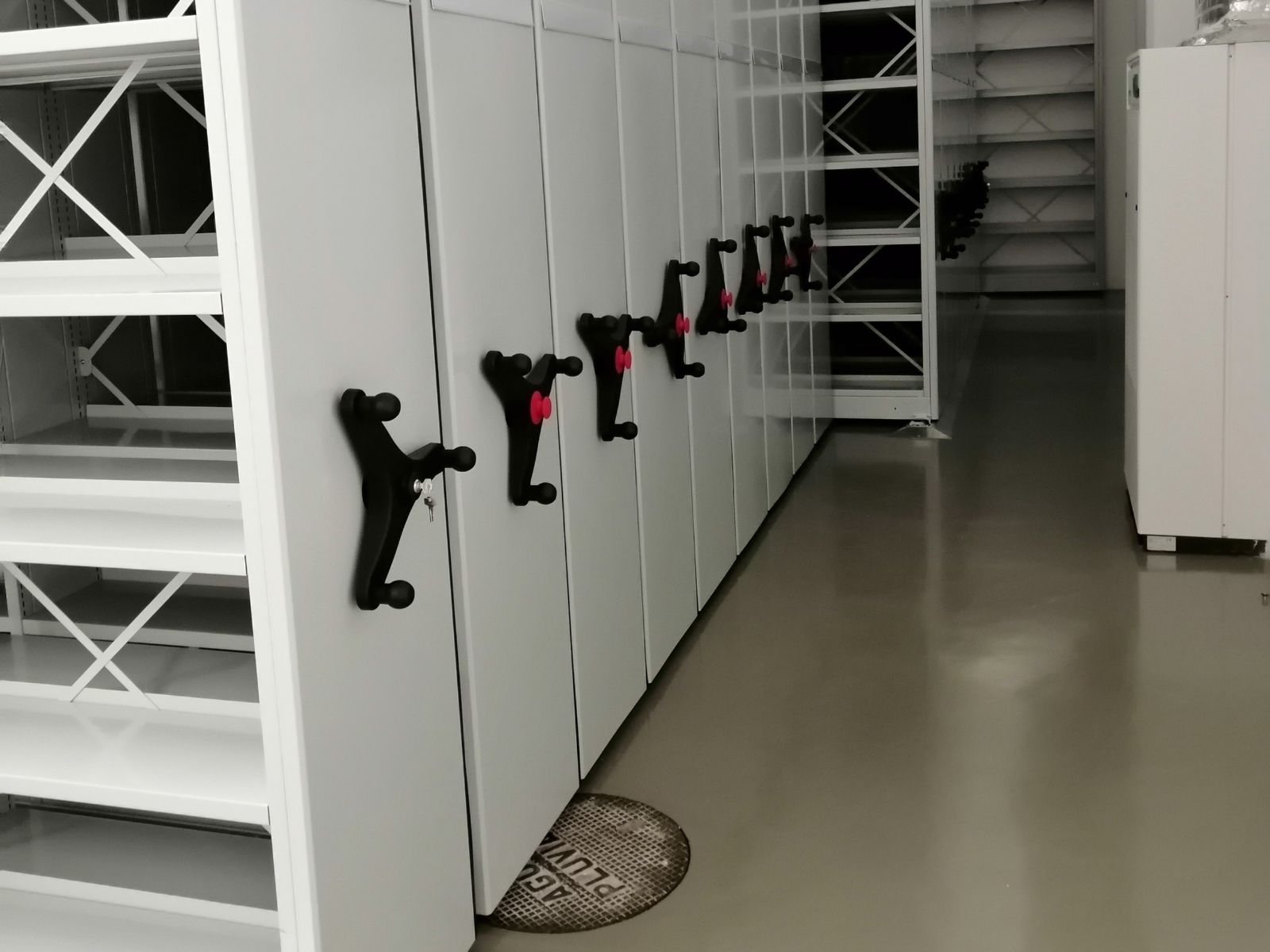 Estantes compactas móveis com manípulos no Arquivo Alto da Eira