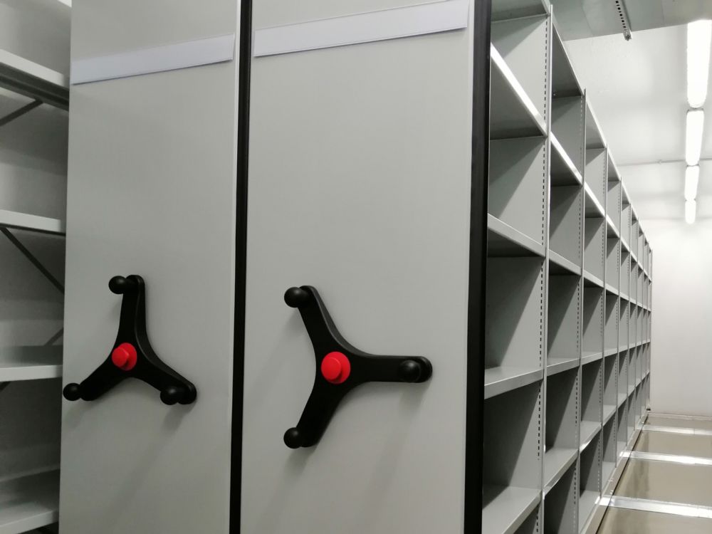 Manípulos de estantes compactas no Arquivo Alto da Eira
