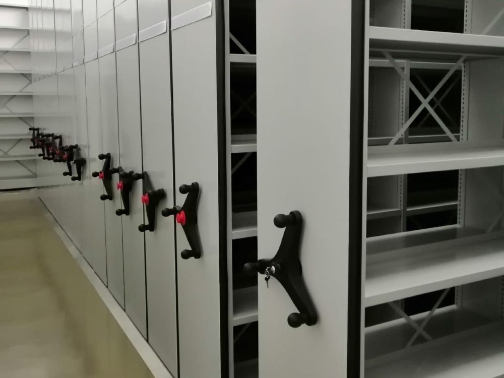 Estantes compactas abertas, com um corredor, no Arquivo Alto da Eira