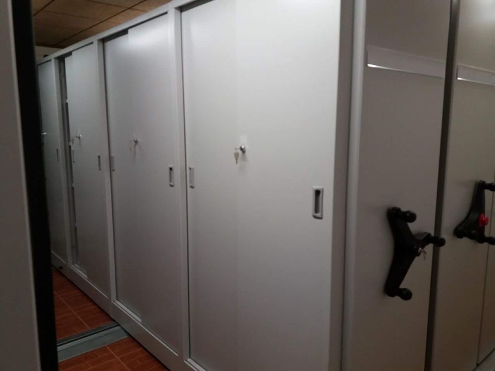 Estantes compactas com portas, nos Açores