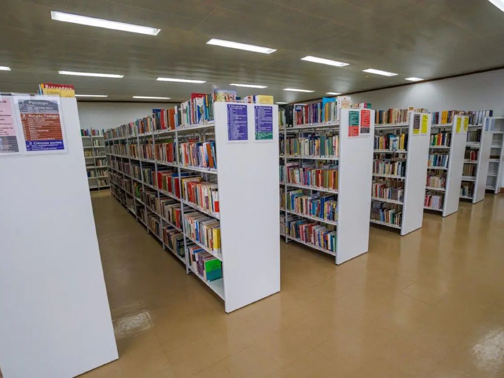 Filas de estantes na sala de leitura de adultos da Biblioteca Municipal do Barreiro