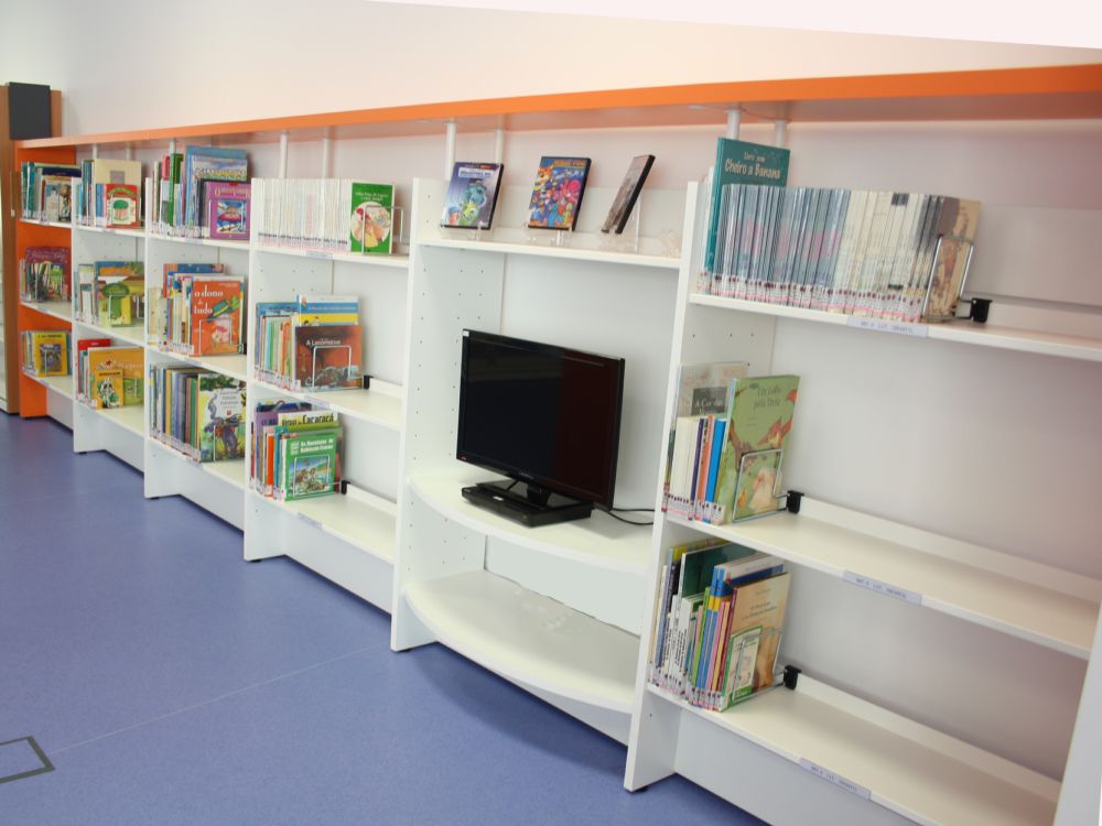 Estantes com prateleiras expositoras na Biblioteca Municipal da Lourinhã