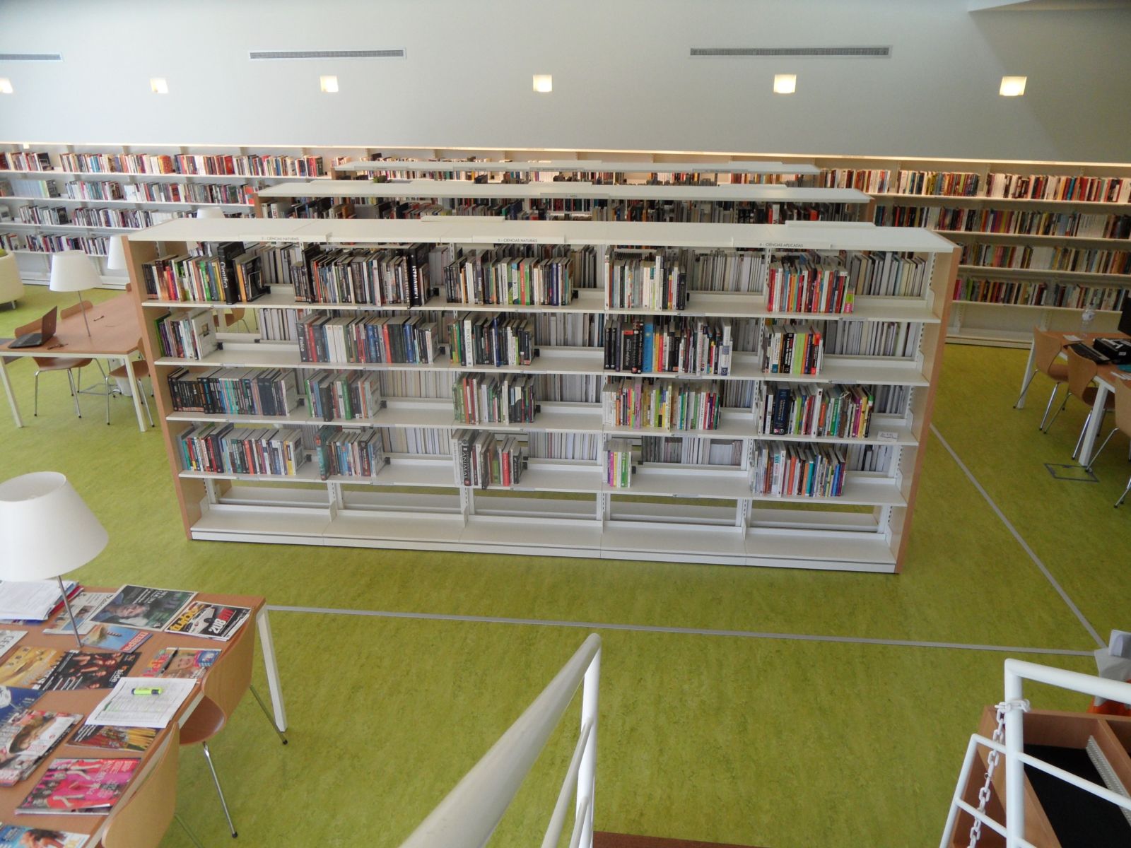 Estantes e zona de leitura vistas de cima na Biblioteca Municipal de Albergaria-a-Velha