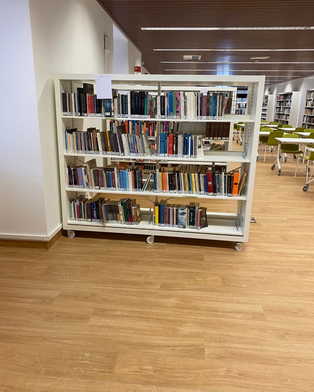 Estante sobre rodas com livros na Biblioteca Municipal de Algés