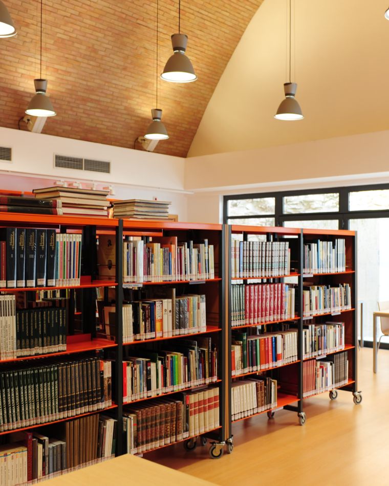 Estantes e zona de leitura na Biblioteca Municipal de Mértola