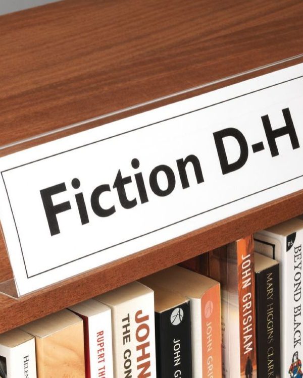 Placa de sinalética em acrílico numa estante com livros