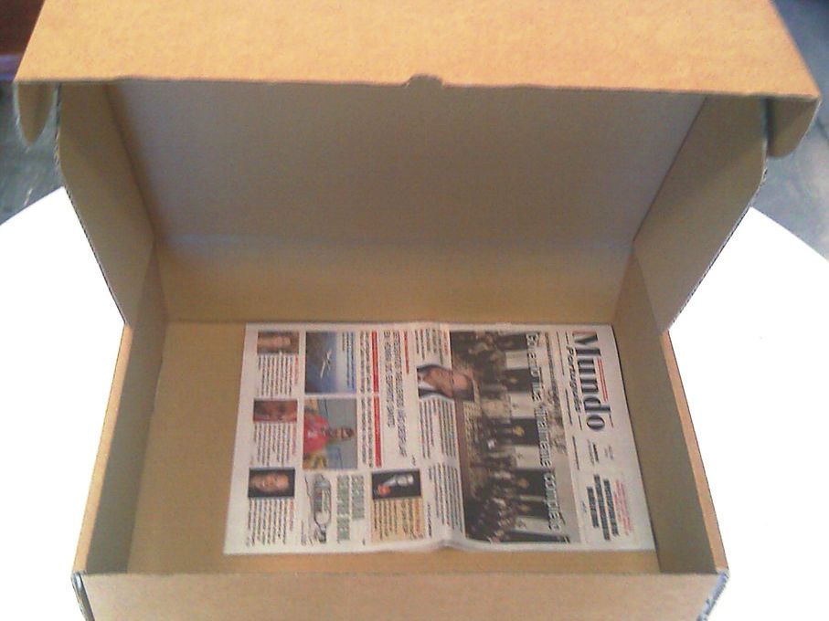 Caixa de conservação aberta com um jornal